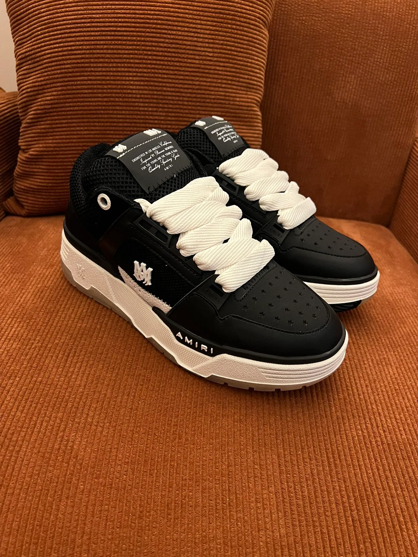 p620💰Men's shoes Amiri Emile's 2023 spring and summer new MA-1 bread shoes, couple models, casual sports shoes, sneakers Amiri gave up the rock punk style in the new season and used a large number of unsaturated colors, Morandi tones, whether you see or wear them, it will make people very happy. The large tongue of the bread shoes continues, shortens the length of the shoe body, thickens the midsole, and the toe part is more rounded. Amiri's brand letters and MA logo appear on the side of the shoe. Fabric: Original customized imported first-layer cowhide + mesh. Lining: Original customized breathable towel lining. Outsole. Foam combination material. Bottom thickness: 4CM. Size: Men's 39-45